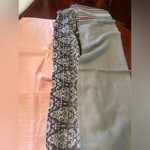 Bundle three pashminas/scarf ask me for any cuestión, thanks